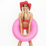 Frau im Bikini mit Schwimmreifen